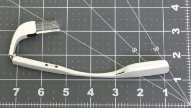 Meski dalam bocoran ini Google Glass edisi kedua hanya nampak dalam warna putih, namun beberapa pihak yakin Google sedang mempersiapkan pilihan warna lainnya untuk kacamata pintar buatannya ini.