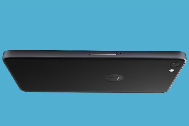 Ponsel ini juga dibekali dengan kamera beresolusi 13MP F/2.0 dengan kemampuan untuk menghasilkan gambar berkualitas 4K pada kecepatan 30fps, dan 720 pixel pada kecepatan 120fps.