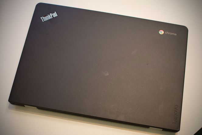 Sekilas memang terlihat mirip dengan Dell Chromebook, namun laptop ini hadir dengan 2 pilihan prosesor, yaitu Core i3 dan i5.