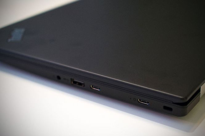 Meski bisa dibilang universal, sayangnya port yang disediakan tidaklah banyak. Hanya ada 2 port USB 3.0 dan 1 buah port USB-C saja untuk mengisi daya ThinkPad 13 ini.