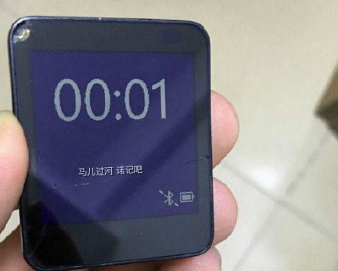 Layar smartwatch Moonraker yang berdesain perangkat Nokia lama.