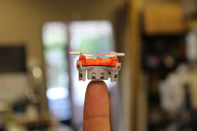 Meski berukuran mini, namun drone ini siap untuk diajak bermanuver di dalam ruangan. Fitur apa saja yang diusungnya? Simak saja foto selanjutnya...