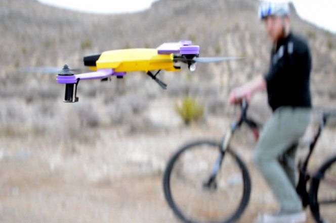 Saat di udara, drone ini mampu mengikuti Anda ke mana pun Anda pergi. Selain itu, drone ini juga dapat beradaptasi dengan perubahan medan. Sehingga terlihat seperti dijalankan oleh pilot profesional.