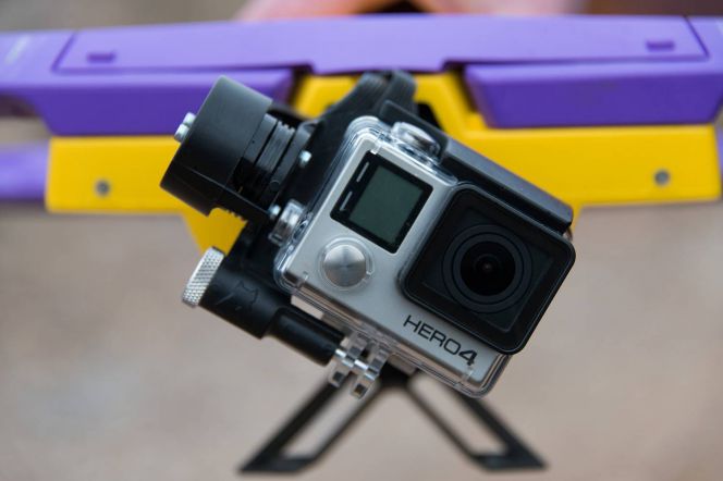 Tempat kamera aksi yang tersedia pada drone AirDog.