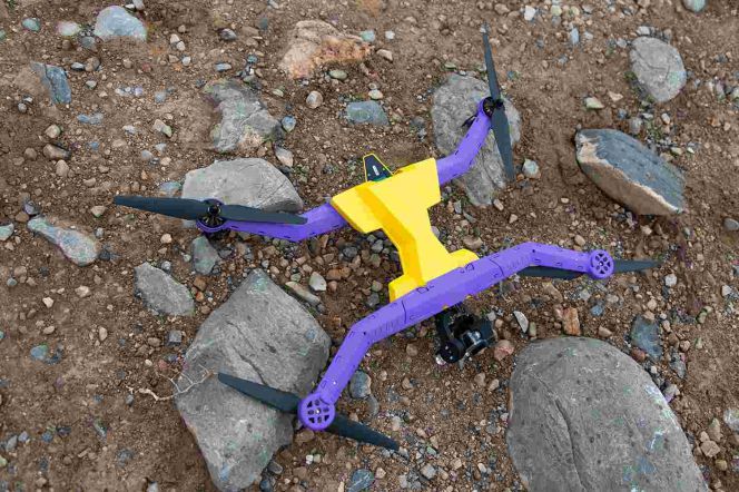 Drone ini dilengkapi empat baling-baling dan beberapa sensor untuk memberikan performa terbaiknya.