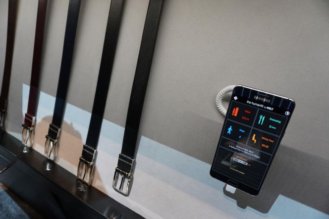 Samsung Welt memiliki fungsi untuk memonitor ukuran pinggang sehingga Anda bisa selalu memantau perkembangan ukuran pinggang untuk mengurangi kegemukan. Selain itu, wearable gadget ini juga biasa memantau pola makan, mengukur jumlah langkah, serta waktu yang Anda habiskan untuk duduk.