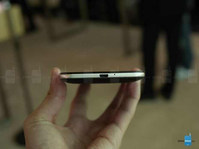 Asus Zenfone Max menggunakan port micro USB.
