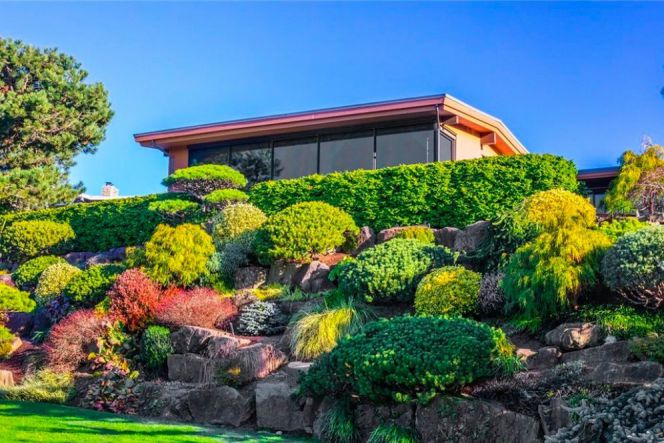 Bulan Agustus tahun 2000 silam, Nadella membeli rumah ini seharga USD 1,38 juta (Rp 19,1 miliar).