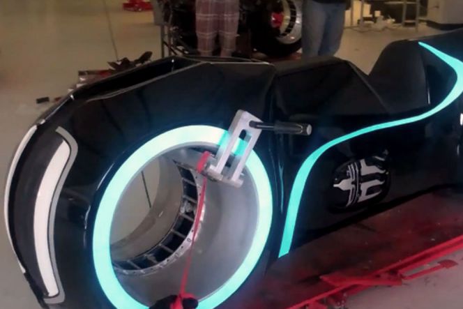 Motor ini merupakan pengembangan dari Suzuki V-Twin bermesin 900cc. Rangkanya sedikit diubah demi posisi mengemudi dan sistem kemudi yang baru, dan mesinnya pun diganti dengan mesin elektrik.