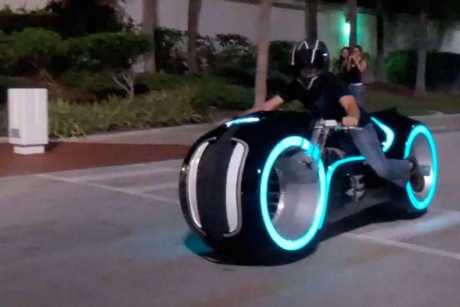 Baterai Lithium yang diusungnya mampu untuk menopang energi dari mesin bertenaga 96 volt yang ada di balik fairingnya.