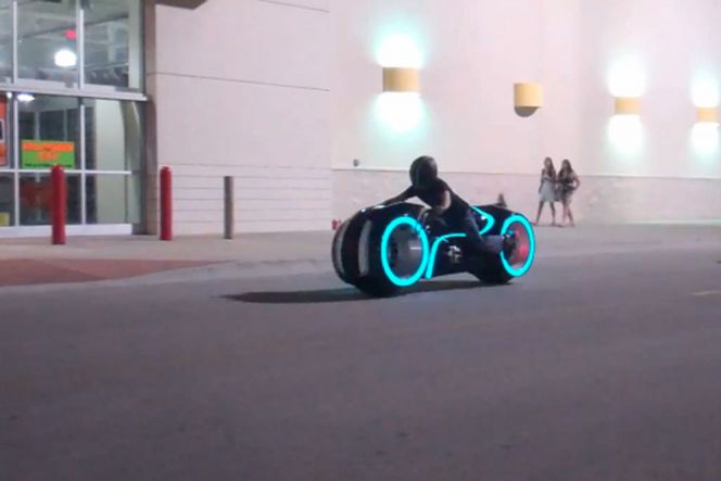 Hanya membutuhkan waktu sekitar 35 menit untuk mengisi baterainya hingga penuh, Lightcycle mampu dipacu hingga jarak 160 km.