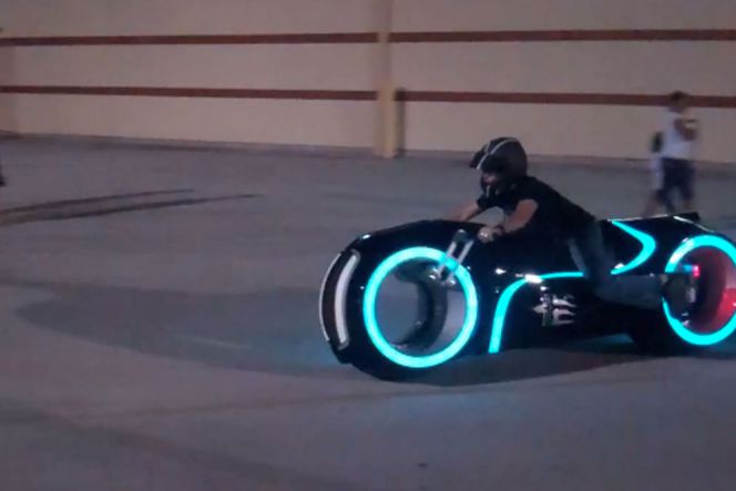 Kendaraan futuristik ini tak hanya sekedar prototipe. Lightcycle bakal dijual ke pasaran dengan harga kisaran Rp 765 juta. Berminat untuk membelinya?