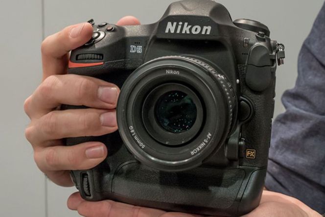 Pada CES 2016 lalu, Nikon membawa beberapa gadget terbarunya. Salah satu kamera yang merebut perhatian banyak orang adalah Nikon D5 ini.