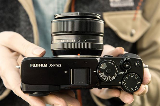 Uniknya, kamera ini memiliki pengaturan exposure, shutter speed dan ISO yang mirip dengan kamera analog. Bahkan pengaturan ISO pun terletak di dalam pengaturan kecepatan buka rana.