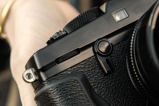 Mengadaptasi fitur 'twin dial' seperti kamera analog, X-Pro 2 telah mempersiapkan tombol khusus di bagian depan yang berfungsi untuk menyalakan hybrid viewfinder.