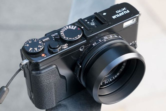 Meski tak bisa dilepas, kamera ini hadir dengan lensa fix 28mm yang dibekali pengaturan diafragma mirip dengan kamera klasik. Range aperture-nya pun cukup lebar, dari F/2.8 hingga F/16 dengan 1/3 stop.