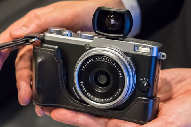 Tak terbiasa menggunakan live view dan lebih suka pakai viewfinder? Anda bisa menyematkan optical finder VF-X21 yang dijual terpisah dengan kisaran harga Rp 2,7 juta.