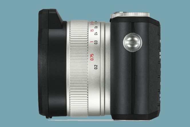 Lensa yang diusungnya tersebut diklaim memiliki angle yang sama dengan kamera Full Frame. Lensa tersebut juga mampu mencari titik fokus dengan jarak kurang dari 20cm dari objek.
