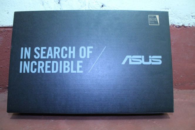 Bagian depan dus dalam paket pembelian Asus X205TA didominasi warna hitam dengan tulisan In Search Of Incredible sebagai jargon produk yang mengusung desain compact demi mobilitas tinggi.