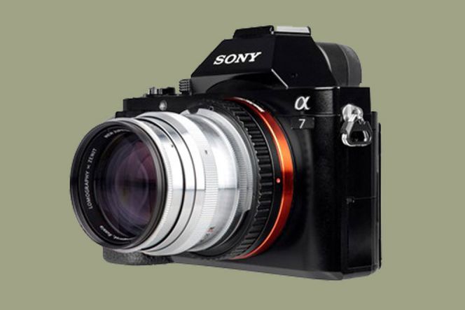 Lensa berkualitas tentu sangat tepat bila dipasangkan pada kamera mirrorless ternama seperti Sony Alpha a7 ini.