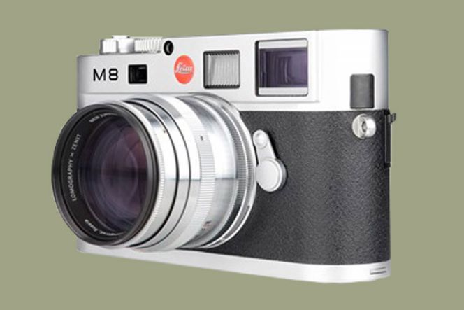 Apalagi jika Anda memasangnkannya pada Leica M8, selain gambar yang dihasilkannya akan sangat menawan, desainnya sangat pas saat dipadukan dengan desain klasik Leica.