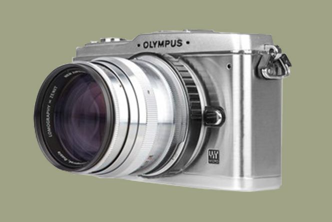 Begitu juga saat coba dipasangkan pada Olympus EP-3, lensa ini seolah menyatu dan sepintas terlihat seperti lensa bawaan Olympus.