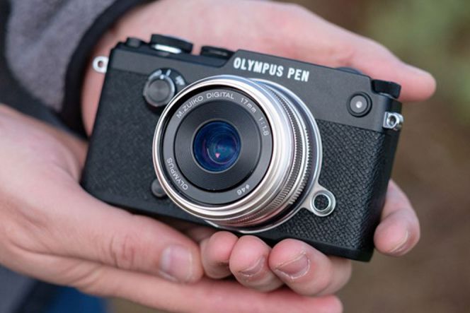 Khas kamera yang tren di tahun 90an, Olympus Pen mengusung desain klasik dan berukuran kompak, sehingga memudahkan penggunanya untuk mengoperasikan dan membawanya bertamasya.