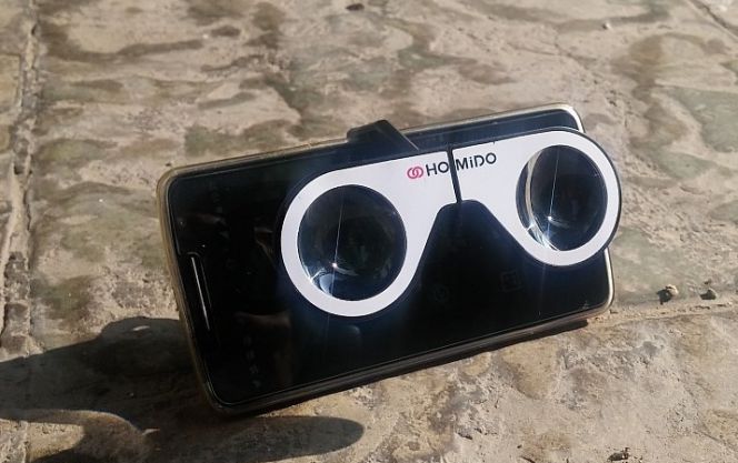 Kelebihan dari perangkat VR ini adalah desainnya yang sederhana, sehingga pengguna pun tak perlu repot-repot menggunakan karton untuk menikmati konten VR dari smartphone mereka.
