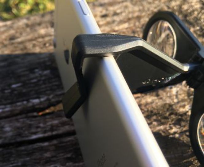 Homido Mini dilengkapi dengan penjepit khusus yang berguna untuk mengkaitkan smartphone dengan perangkat. Meski telah dilengkapi penjepit, Anda perlu waspada saat menggunakannya. Pastikan selalu memegang smartphone ketika Anda menggunakan perangkat VR unik ini.