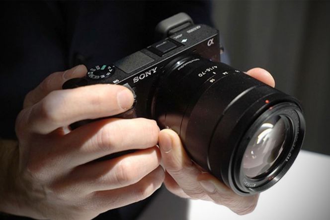 Kamera ini hadir dengan 3 pilihan lensa berkualitas tinggi yaitu FE 70-200mm F2.8 GM OSS, FE 85mm F1.4 GM (gambar di atas), dan FE 24-70mm F2.8 GM.