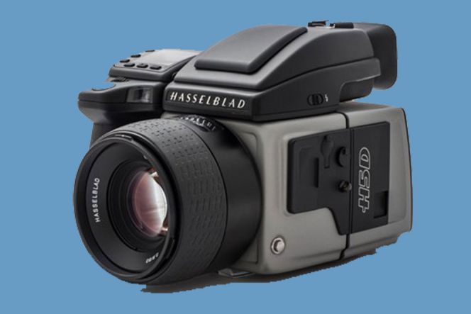 Kamera ini dibekali dengan 50MP CMOS sensor (32.9 x 43.8mm), rentang ISO 100-6400, layar 460k-dot LCD yang berukuran 3 inci, dan kecepatan hingga 1.5 fps continuous. Selain itu, ia juga dilengkapi dengan built-in Wi-Fi. Kamera ini memiliki dimensi keseluruhan 153 x 131 x 205mm, dan bobot 2.290 gram.