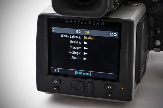 Selain dibekali dengan LCD monochrome di bagian atas, pengguna tetap bisa mengatur kamera melalui LCD berukuran 3 inci yang terletak di bagian belakang. Dengan kemampuannya yang konon lebih hebat dari kamera full frame terbaik sekalipun, banyak fotografer kelas dunia yang memilih untuk menggunakan kamera ini dalam menyelesaikan pekerjaannya sehari-hari.