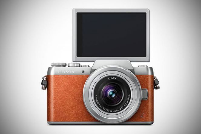 Dibekali dengan layar LCD 3 inci touchscreen yang bisa ditekuk hingga 180 derajat, melakukan selfie jadi lebih menyenangkan dan mudah. Tentu saja, hasilnya juga akan lebih maksimal dibanding menggunakan kamera ponsel.