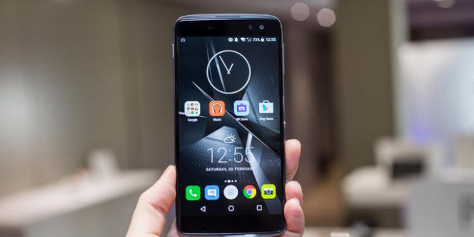 Seperti disebutkan bahwa ponsel ini dirilis dalam dua model yakni Idol 4 dan Idol 4s. Kedua model didesain dengan layar yang berbeda yakni 5,5inci untuk model Idol 4S dan 5,2inci untuk model Idol 4.