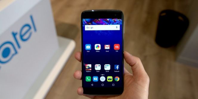 Baik model Idol 4 dan Idol 4S dilengkapi dengan prosesor Snapdragon dari Qualcomm. Hanya saja untuk model Idol 4S menggunakan prosesor Snapdragon 652 1.8GHz + 1.4GHz octa-core, sedangkan untuk model Idol 4 menggunakan prosesor Snapdragon 617 1.7GHz + 1.2GHZ octa-core.