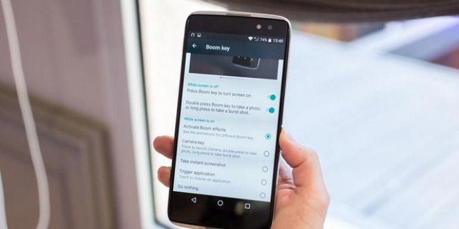 Untuk urusan kapasitas penyimpanan, model Idol 4S dibekali dengan kapasitas RAM sebesar 3GB dan ROM 32GB. Sementara, model Idol 4 dibekali dengan kapasitas RAM 2GB dengan ROM 16GB.