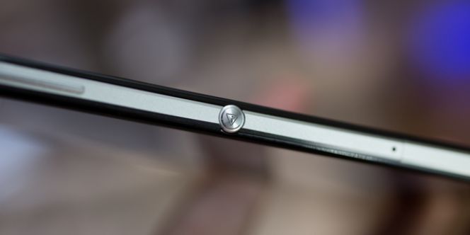 Menariknya, pihak Alcatel OneTouch pun mengaku telah membenamkan fitur menarik yang diklaim tak akan ditemui di ponsel mana pun, yakni fitur boom key. Fitur berupa tombol yang terletak di sisi kanan dari bodi ini kabarnya dapat digunakan untuk membuka aplikasi kamera ketika layar dalam keadaan terkunci.
Selain itu, tombol boom key juga dapat digunakan untuk meningkatkan volume musik bass saat lagu dari playlist Anda dimainkan. Lalu, tombol itu juga dapat digunakan untuk meningkatkan kecepatan Anda saat bermain game dan mengaturnya untuk membuka aplikasi.