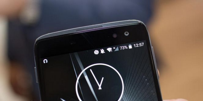 Nah, untuk Anda penggemar Selfie maka smartphone ini akan sangat cocok untuk Anda. Pasalnya, kedua smartphone telah dilengkapi dengan resolusi kamera 8MP dengan tambahan lampu flash yang akan membuat hasil jepretan selfie terlihat flawless meskipun sedang dalam keadaan minim cahaya. Untuk resolusi kamera belakang, Idol 4S mengusung resolusi 16MP, sedangkan model Idol 4 mengusung resolusi 13MP.