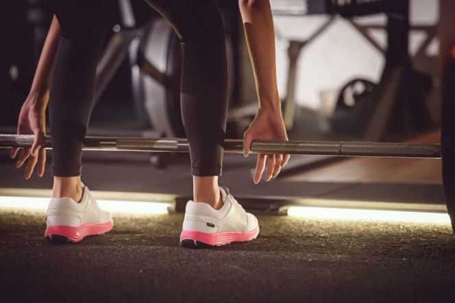 Tampilan sepatu pintar IOFIT besutan startup Salted Venture yang didukung oleh Samsung.
