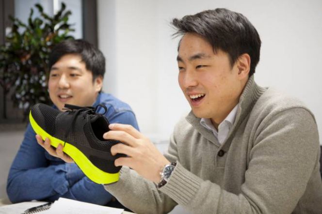 Tampilan sepatu pintar IOFIT besutan startup Salted Venture yang didukung oleh Samsung.