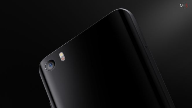 Xiaomi dilengkapi dengan resolusi kamera belakang sebesar 16MP. Xiaomi Mi 5 juga adalah smartphone pertama yang lahir dengan Sony IMX298 16MP. Kameranya juga memiliki 4-axis OIS yang menjaga hasil foto dari risiko blur lebih baik dari iPhone 6s dan 6s Plus.