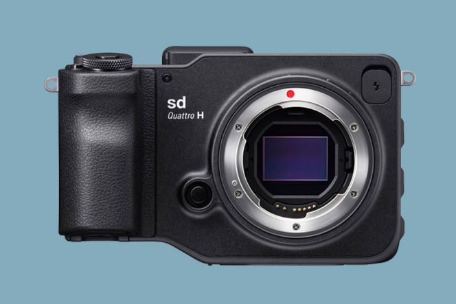 Kamera ini dibekali dengan image sensor berukuran 26.6 x 17.9mm, cukup besar untuk menghasilkan gambar berkualitas.