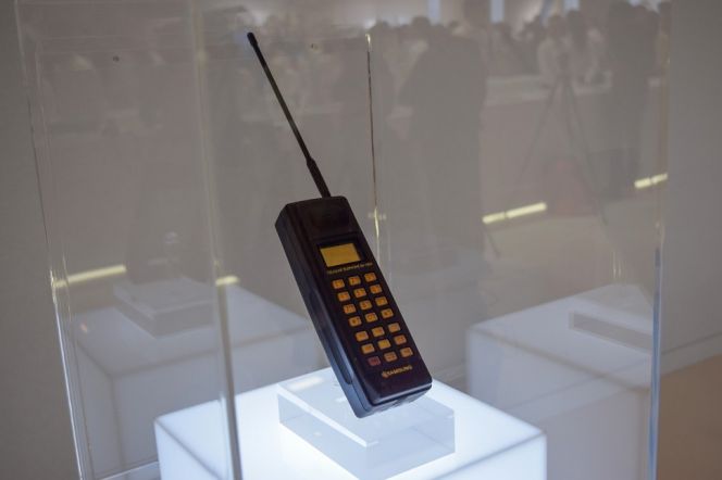 Ponsel pertama Samsung SH-100 yang rilis tahun 1988.
