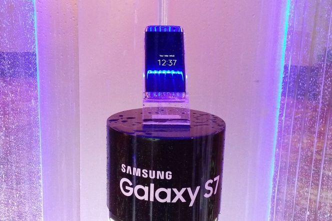 Galaxy S7 Edge dibekali sertifikasi IP68 yang menunjukkan kemampuan tahan air dan debu. Samsung memamerkan kekuatan tahan air dan debu yang ada di dalam Galaxy S7 Edge dengan memajangnya di bawah pancuran air.