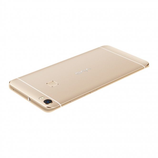 Vivo Xplay 5 mempunyai sensor sidik jari di bawah kamera belakang.