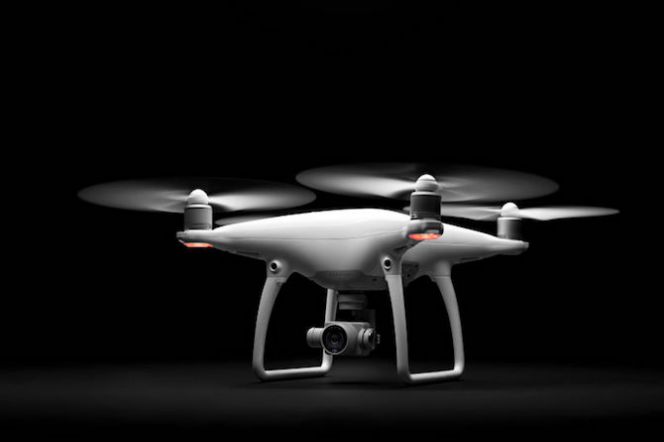 Yang membuatnya berbeda dari produk kompetitor adalah, Phantom 4 dibekali dengan 5 kamera sekaligus. 2 di depan, 2 di bawah, dan 1 kamera utama dengan kemampuan menghasilkan gambar berkualitas 4K.