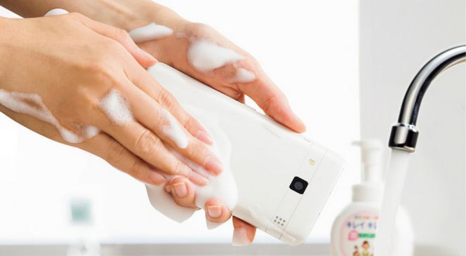 Digno Rafre merupakan smartphone yang tahan air dan dapat dicuci dengan sabun. Hal ini memungkinkan Anda bisa mandi bersama dengan smartphone tersebut. Smartphone Digno Rafre sudah dijual di Jepang dengan harga sekitar Rp 6 jutaan.