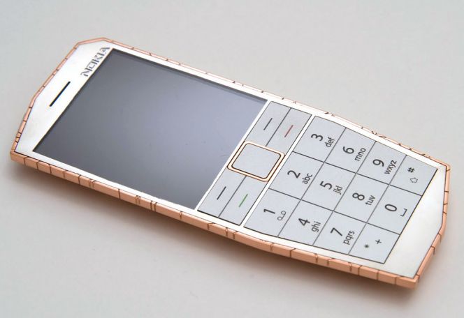 Nokia telah berinovasi menciptakan konsep smartphone E-Cu. Smartphone ini dibungkus dengan tembaga yang memungkinkan panas tubuh manusia dikonversi menjadi listrik. Dengan begitu, pengguna tak perlu mengisi ulang daya lagi karena mereka cukup mengantonginya saja dan daya ponsel akan terisi sendiri.