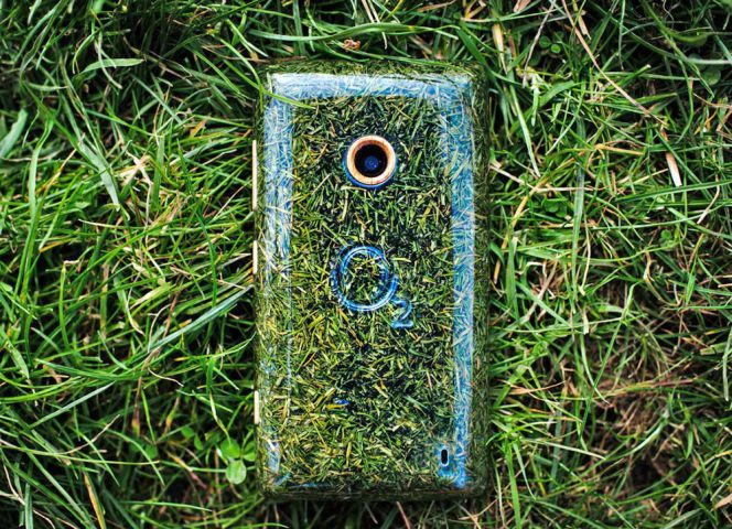 O2 Recycle merupakan smartphone yang diciptakan oleh Sean Miles dari Designworks. Smartphone ini terbuat dari reklamasi bagian ponsel dan potongan rumput yang dikumpulkan dari arena rugby terbesar di dunia, Stadion Twickenham London. Tujuan pembuatan O2 Recycle yakni untuk menggabungkan alam dengan gadget.