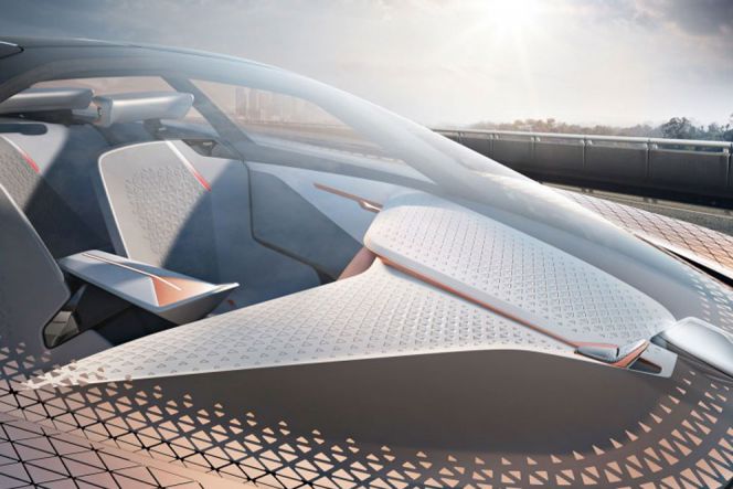 Vision Next 100 dibekali dengan 2 pilihan navigasi. Ease Mode adalah full self driving yang mengutamakan kenyamanan, dan Boost Mode bagi pengendara yang masih ingin mengemudikan mobil seperti biasa.